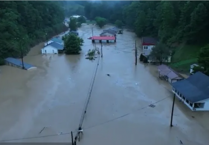 POGINULO NAJMANJE 16 OSOBA: Nezapamćene poplave potopile kuće u istočnom Kentuckyju