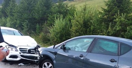 Teška saobraćajna nesreća kod Bugojna: Učestvovala tri automobila, jedan završio na krovu