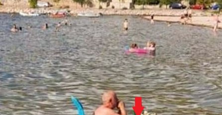 NOVA SLIKA S JADRANA OBORILA INTERNET: Svi kažu da je ovaj čovjek OVOGODIŠNJI KRALJ LJETA - kad vidite sliku PLAKAT ĆETE OD SMIJEHA!