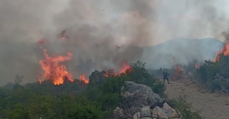 Veliki požar u Neumu proširio se na selo Hutovo, gasi ga helikopter OS BiH