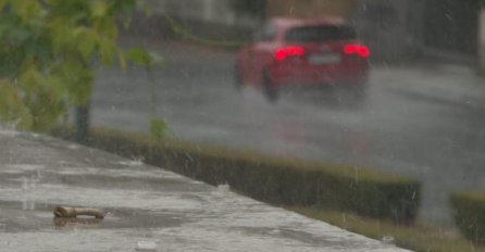 Zbog jakih pljuskova i vode otežano saobraćanje na većini putnih pravaca u BiH