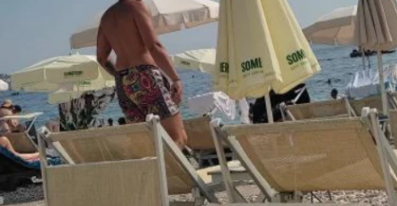 USLIKALI SU STEFANA KARIĆA NA PLAŽI, NIJE IMAO POJMA DA GA NEKO VIDI: Evo s kim uživa,  MISICA NIJE TU 