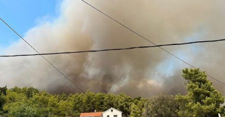 Jedna osoba poginula u požaru na Hvaru, tri kanadera na terenu