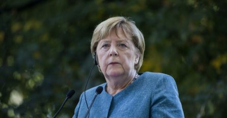 PRIČA SE DA ŽIVI U IZNAJMLJENOM STANU I DA LJETUJE KAO OBIČAN SVIJET: Ovako izgleda Angela Merkel kada se skine u kupaći (FOTO)