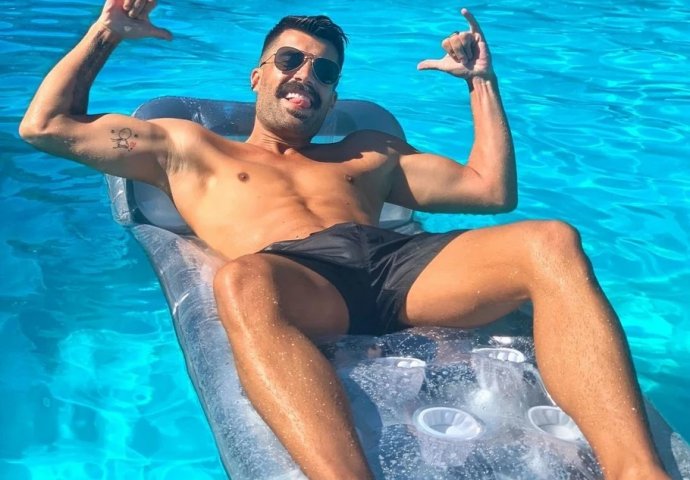 NIKO ŽIV GA NE MOŽE PREPOZNATI: Bez brkova, pustio dugu kosu - Kenan Tahirović SKROZ DRUGA OSOBA (FOTO)