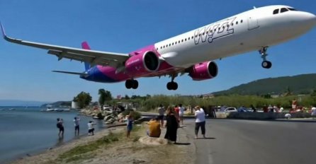 Avion slijeće iznad glava turista: Žena pada na leđa, druga ostaje bez šešira