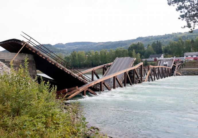 Kamion i automobil upali u rijeku nakon što se urušio drveni most u Norveškoj