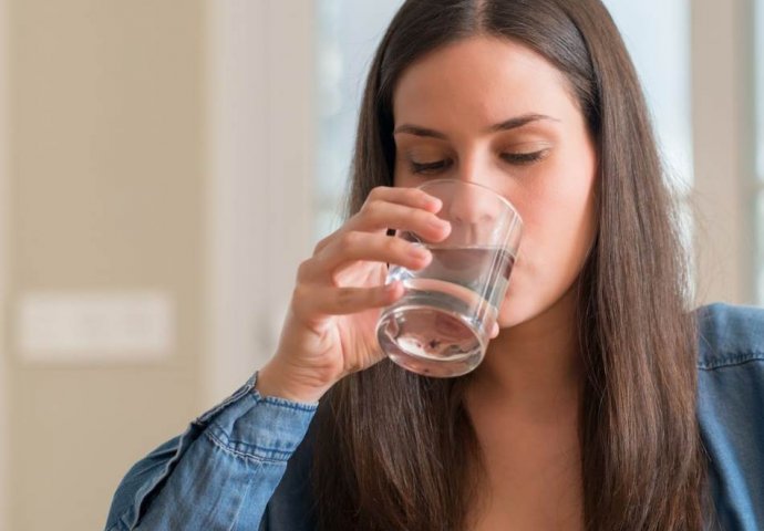 OBRATITE PAŽNJU: Ovi znakovi otkrivaju da li pijete previše vode