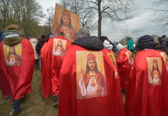 U Međugorju se pojavila skupina u crvenim plaštevima: “Oni pripadaju sekti”