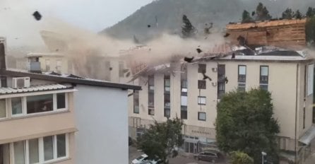 Vjetar čupao krov sa zgrade, više osoba povrijeđeno: POGLEDAJTE ZASTRAŠUJUĆI SNIMAK (VIDEO)