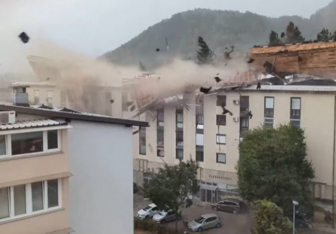 Vjetar čupao krov sa zgrade, više osoba povrijeđeno: POGLEDAJTE ZASTRAŠUJUĆI SNIMAK (VIDEO)
