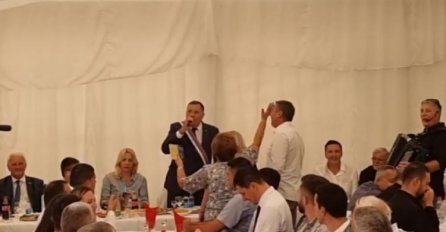 Dodik opet zapjevao, sada u Sarajevu: “Srpkinja je mena majka rodila”