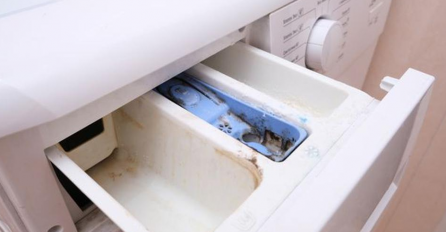 ŽENA ODUŠEVLJENA KADA JE UGLEDALA SKRIVENU ZNAČAJKU MAŠINE ZA VEŠ: Ovo olakšava pranje 'ladice' (FOTO)