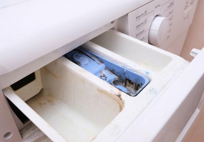 ŽENA ODUŠEVLJENA KADA JE UGLEDALA SKRIVENU ZNAČAJKU MAŠINE ZA VEŠ: Ovo olakšava pranje 'ladice' (FOTO)