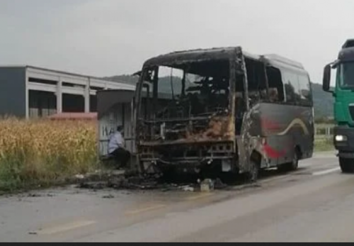 Vatrogasci na terenu: Zapalio se autobus na cesti kod Doboja 