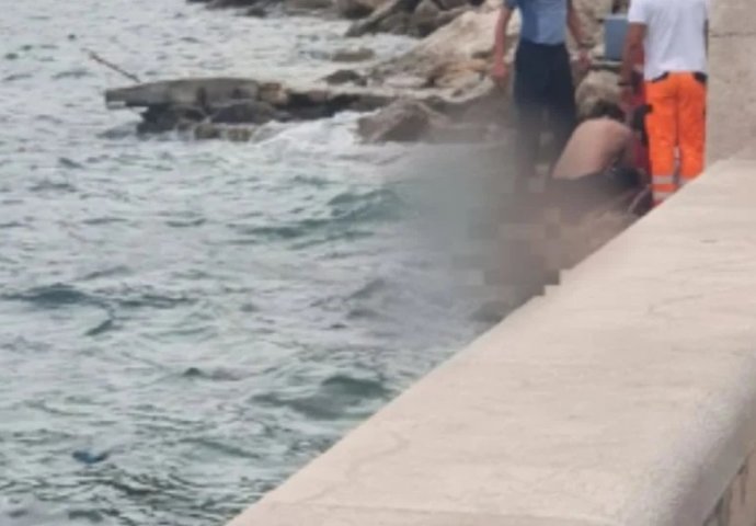 Tragedija na Pelješcu: Čovjek se utopio nakon što je vozilom sletio u more