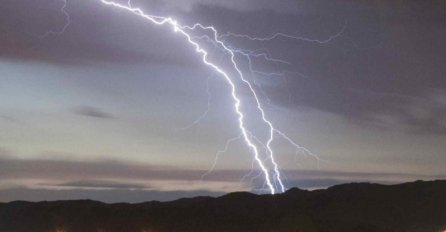 IAKO DJELUJU BEZAZLENO - NISU: Ove 2 stvari nikako nemojte da radite kada napolju GRMI