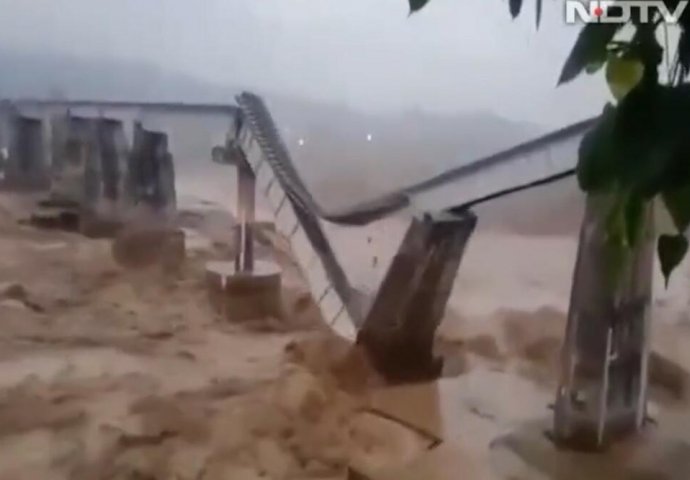 KATAKLIZMA! BUJICA SRUŠILA ŽELJEZNI MOST, ima poginulih: Poplave i klizišta u Indiji usmrtile 15 osoba! 