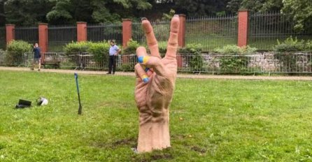 Osvanula "velika ruka" ispred ruske ambasade u Pragu