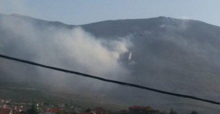 Helikopter gasi požar na planini Leotar kod Trebinja