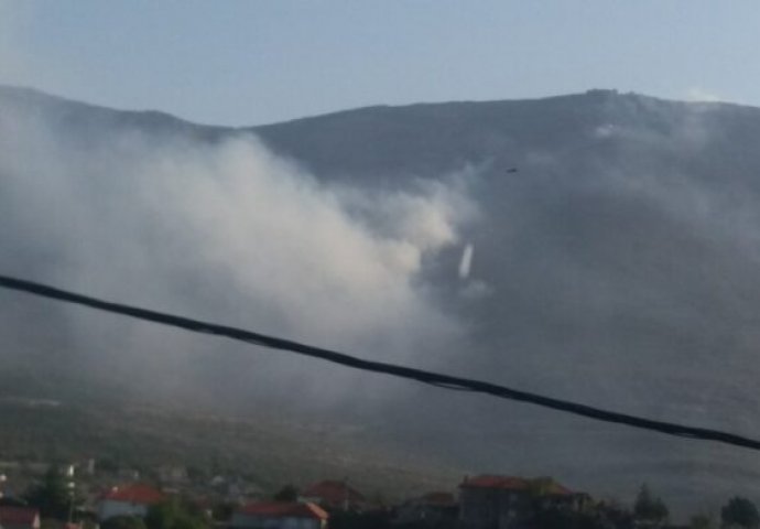 Helikopter gasi požar na planini Leotar kod Trebinja
