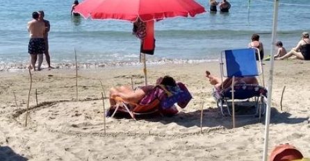 NEKO JE USLIKAO OVAJ PAR NA PLAŽI I SAD SE SVI SMIJU: Pogledajte šta su uradili, IMAMO HIT LJETA (FOTO)