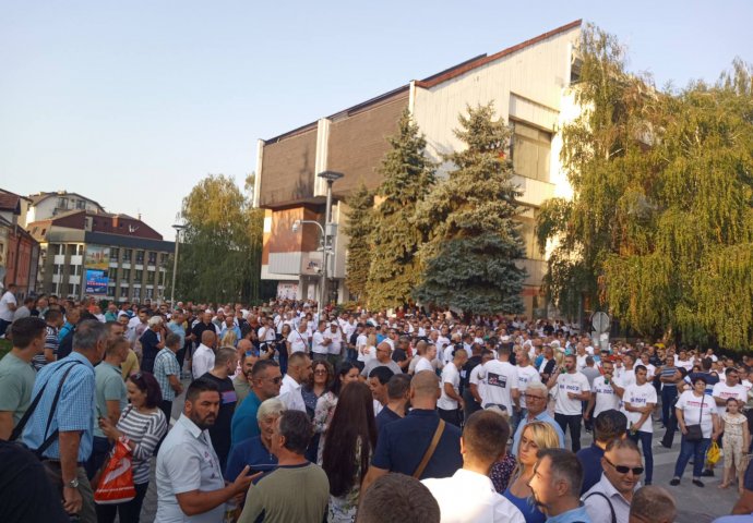 VELIKI NARODNI PROTEST U ZVORNIKU: "Došlo je vrijeme da se kaže puno je, kraj je vrlo blizu"