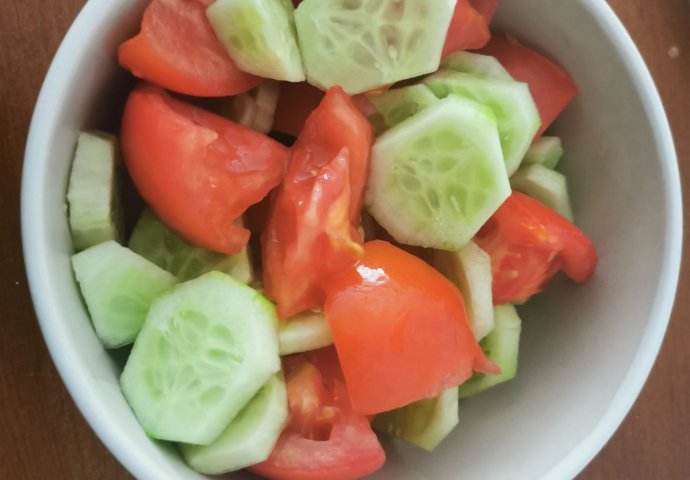 STRUČNJACI UPOZORAVAJU: Krastavce i paradajz nikada ne biste smjeli jesti zajedno u istoj salati, EVO ZAŠTO!