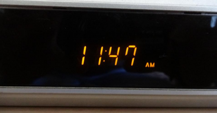 ODMAH SU NAPUSTILI APARTMAN: Odmarao je na kauču, kada je ugledao nešto čudno na satu - ODMAH POZVAO POLICIJU