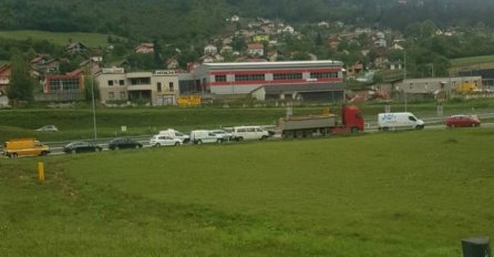 Kolaps u Vogošći: Saobraćaj otežan zbog saobraćajne nesreće