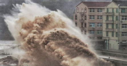 Zbog dolaska najjače oluje u Kini suspendovan trajektni saobraćaj i nastava