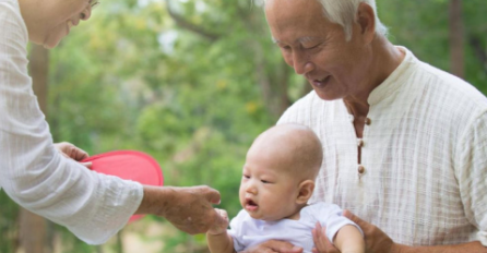 JAPAN: Starački dom zapošljava djecu u dobi od rođenja do treće godine