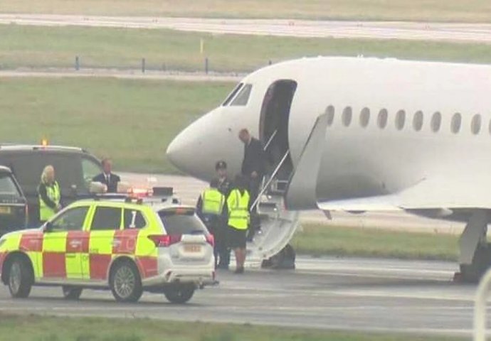 Princ William obučen u crno stigao u Aberdeen, nedaleko od palače u kojoj se nalazi kraljica