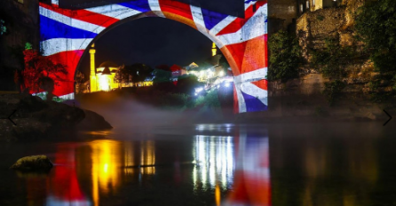 Stari most u bojama zastave Velike Britanije u čast kraljice Elizabete II