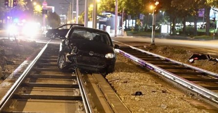 Sarajevo: Težak sudar u Nedžarićima, automobil završio na šinama, ima povrijeđenih