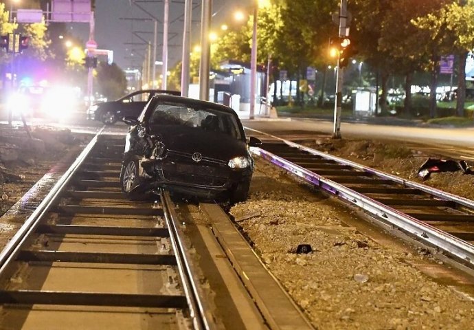 Sarajevo: Težak sudar u Nedžarićima, automobil završio na šinama, ima povrijeđenih