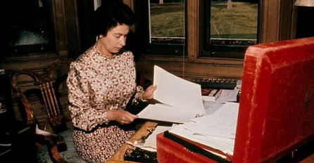 Znate li koja je tajna čuvene crvene kutije kraljice Elizabete II? EVO ŠTA SE NALAZILO UNUTRA