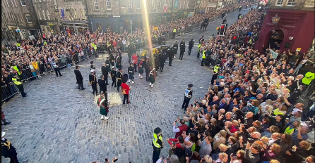 HILJADE LJUDI SE OKUPILO DA POSLJEDNJI PUT POZDRAVE KRALJICU ELIZABETU: Tada se desilo nešto neobično, vidite li na slici? (FOTO)