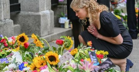 NAJMLAĐA UNUKA KRALJICE NA POSEBAN NAČIN OPROSTILA SE OD SVOJE BAKE: Elizabeta II je baš nju potajno obožavala