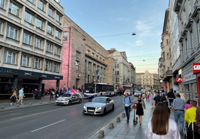 Haos u centru Sarajeva: Sudar autobusa i dva automobila, blokiran tramvajski saobraćaj