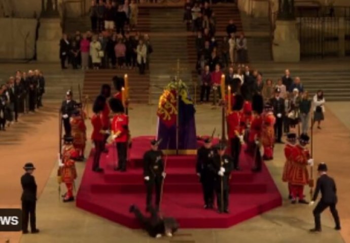 Vojnik koji je čuvao kraljičin lijes pao u nesvijest, snimka se širi internetom