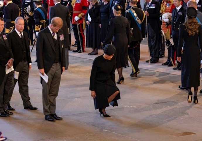 POGLEDAJTE NAKLON MEGHAN MARKLE KRALJICINOM LIJESU: Cijela Britanija bruji o ovom potezu! (VIDEO)