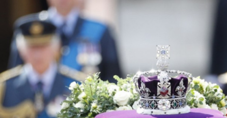 Kruna s 2686 dijamanata na lijesu kraljice Elizabete