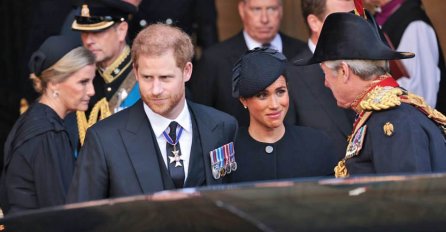 SLIKA PRINCA HARIJA PORED KRALJIČINOG KOVČEGA JE POTRESLA SVE! Nije mogao da sakrije EMOCIJE - držao se za glavu! (FOTO)