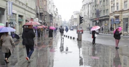 U većem dijelu zemlje saobraća se po mokrom kolovozu, snijeg pravi probleme na pojedinim putevima