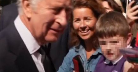 ČOVJEK IZ MASE USPIO DA IZNERVIRA KRALJA ČARLSA! Njegove riječi ga izbacile ga iz takta, samo je okrenuo glavu (VIDEO)