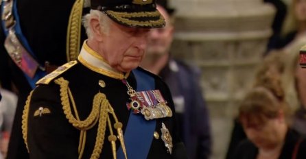 ŠTA OTKRIVA GOVOR TIJELA KRALJA ČARLSA: Ponavljao je ova 4 pokreta dok je stajao pored KOVČEGA kraljice (FOTO, VIDEO)