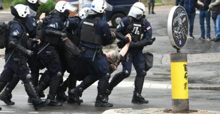 Beograd: Protivnici Pridea nasrnuli na policiju, priveden raščinjeni monah