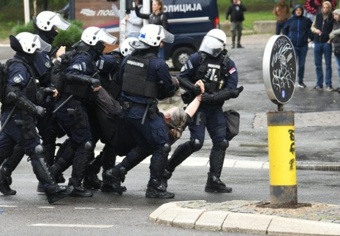 Beograd: Protivnici Pridea nasrnuli na policiju, priveden raščinjeni monah