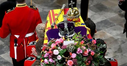 VIJENAC NA KRALJIČINOM KOVČEGU KRIJE VELIKU SIMBOLIKU: Odabran je s posebnim razlogom, po NJEGOVOJ želji (FOTO)